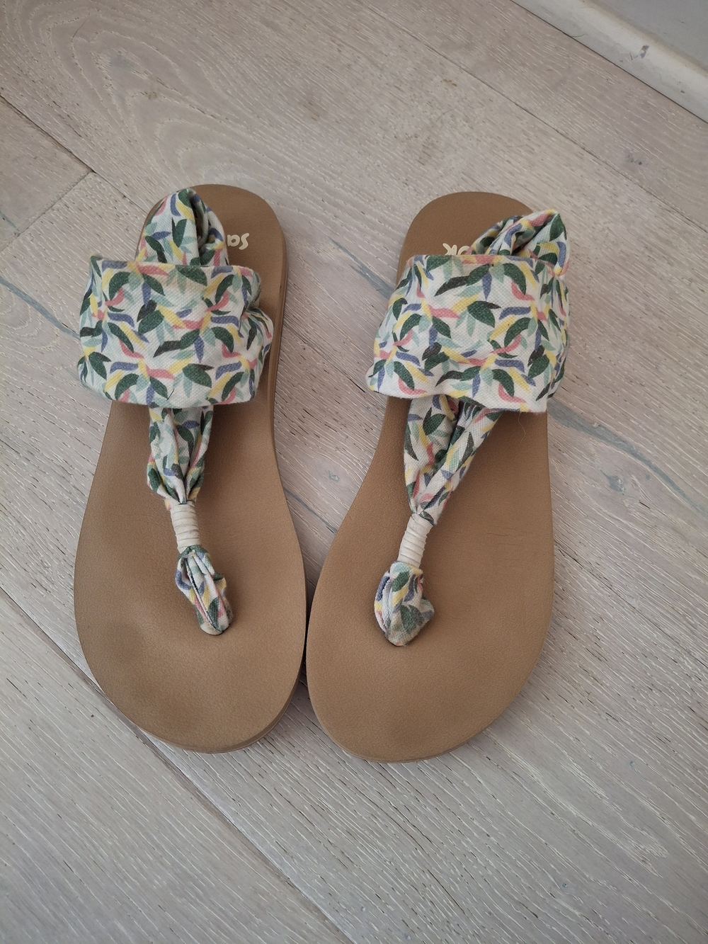 Sanuk Floral Print Toe-Loop Sandals - Brown Multi